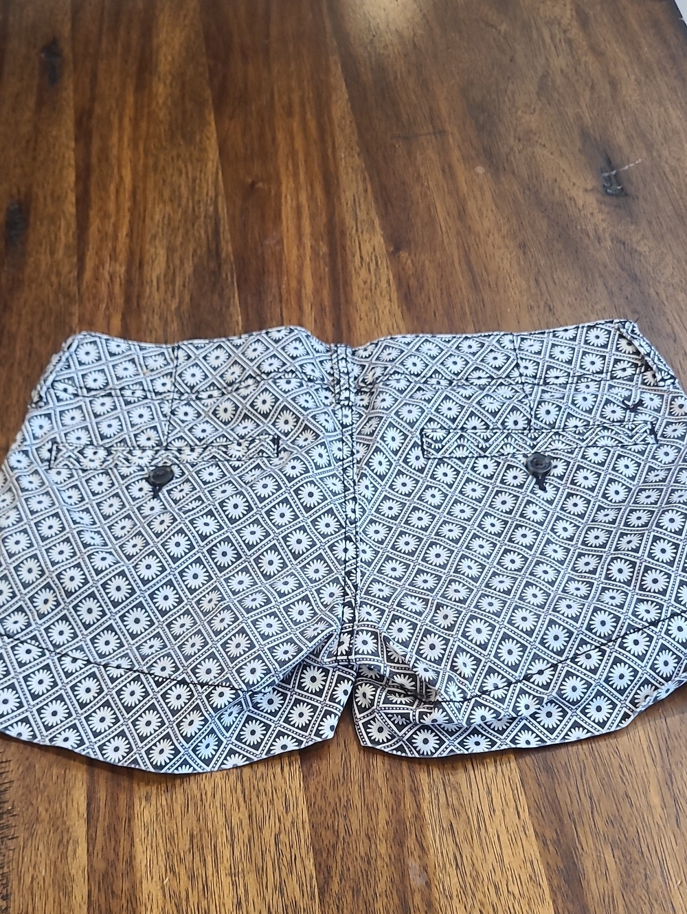 American Eagle Outfitters Black and White Geometric Print Women's Shorts